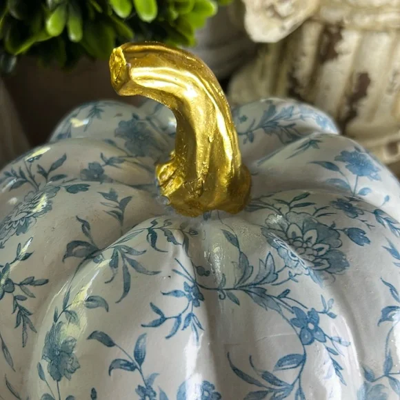 NEW! Boho Chic Farmhouse Blue & White Roses Floral Fall Autumn Harvest Pumpkin - Picture 3 of 7